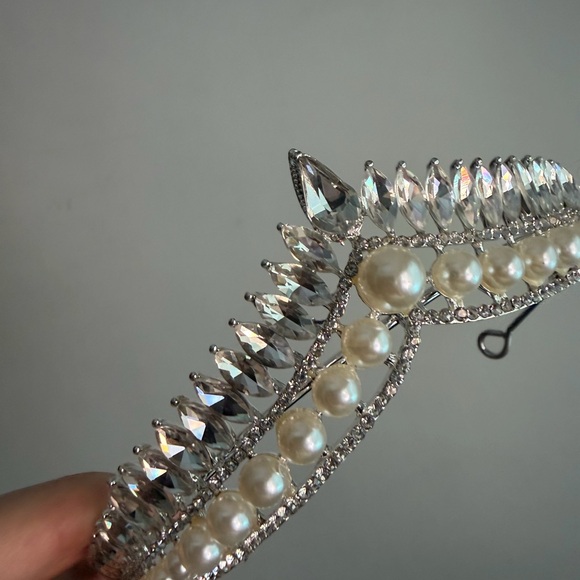 Elegant Pearl and Crystal Headband - Picture 7 of 8